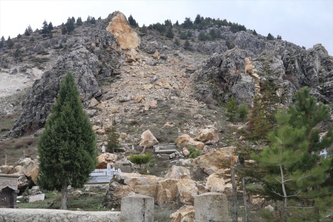 Kahramanmaraş'ta depremin etkisiyle dağdan kopan kayalar mezarlıklara da zarar verdi