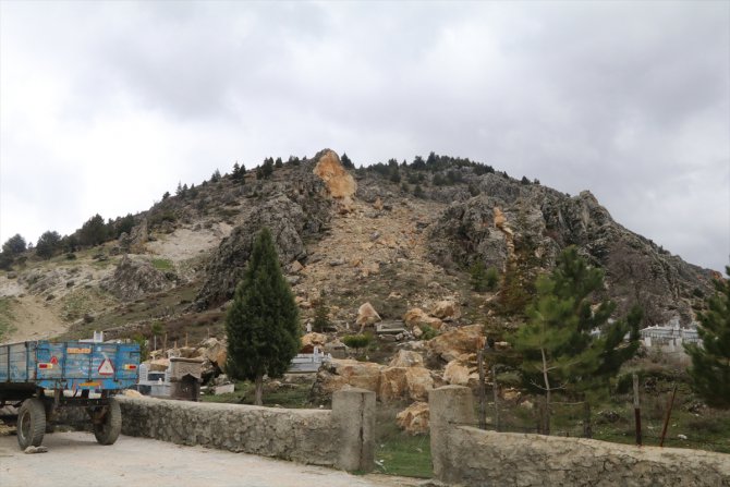 Kahramanmaraş'ta depremin etkisiyle dağdan kopan kayalar mezarlıklara da zarar verdi