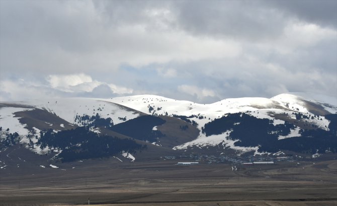 Kars'ın yüksek kesimlerinde kar etkili oldu