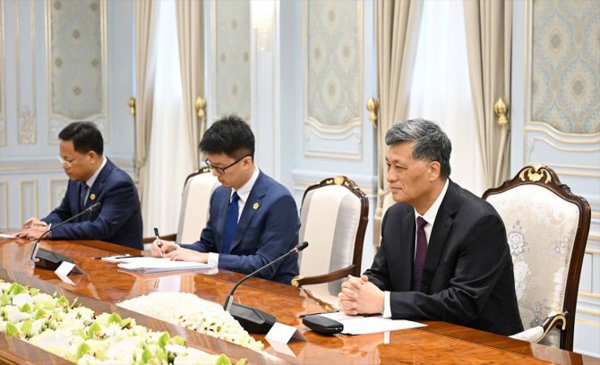 Özbekistan Cumhurbaşkanı Mirziyoyev, Sincan Uygur Özerk Bölgesi Yöneticisi Ma’yı kabul etti