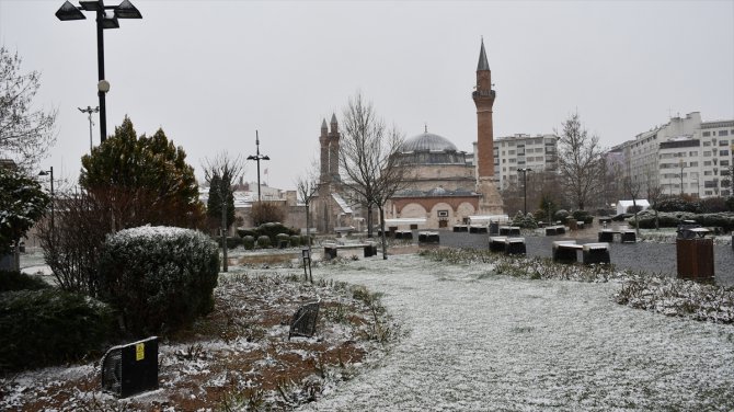 Sivas'ta kar yağışı etkili oluyor