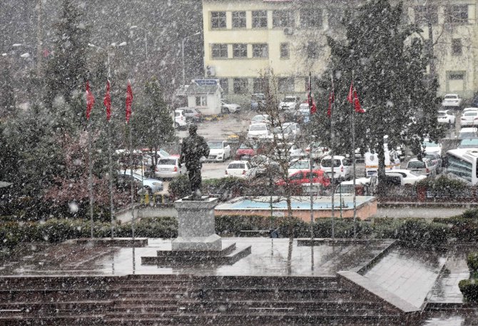 Yozgat, Kırıkkale, Kırşehir ve Kayseri'de kar etkili oluyor