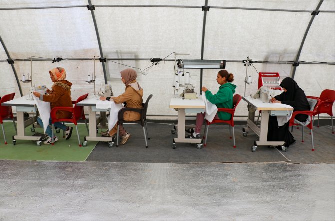 Adıyaman'da depremzede kadınlar, eşofman, yastık kılıfı ve nevresim takımı üretiyor