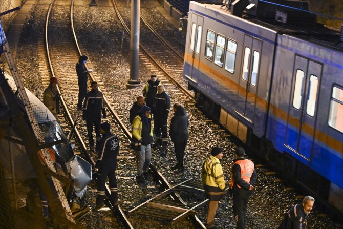 Bakırköy'de metro yoluna düşen otomobildeki 2 kişi yaralandı