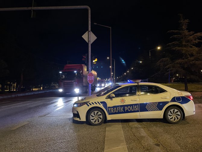 Burdur'da buzlanma nedeniyle kapatılan Burdur-Antalya kara yolu trafiğe açıldı