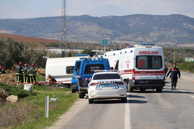 GÜNCELLEME - Denizli'de tur midibüsü ile otomobil çarpıştı, 2 kişi öldü, 23 kişi yaralandı