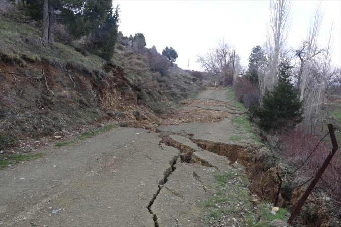 Depremler kırsal mahalledeki arazide çöküntü ve yükselmeler oluşturdu