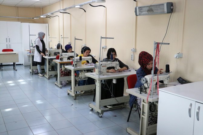 Diyarbakır'da iş imkanına kavuşacak 50 Roman kadın dikiş eğitimi alıyor