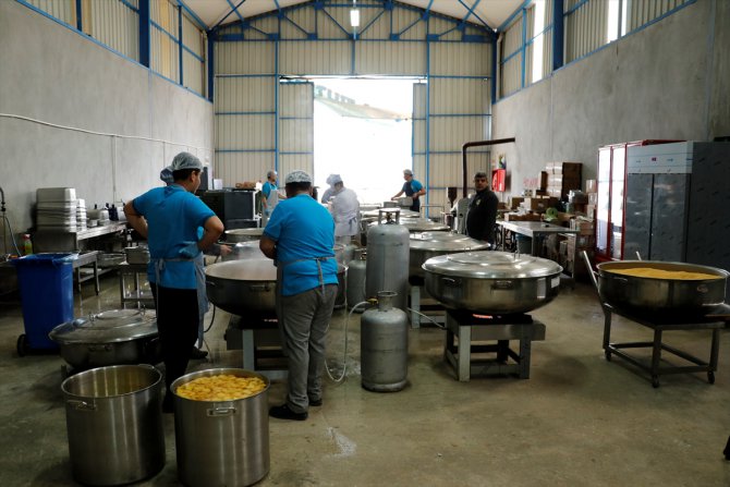 Hatay'da kurulan "Kocaeli Afet Mutfağı"nda günde 10 bin kişiye yemek pişiyor