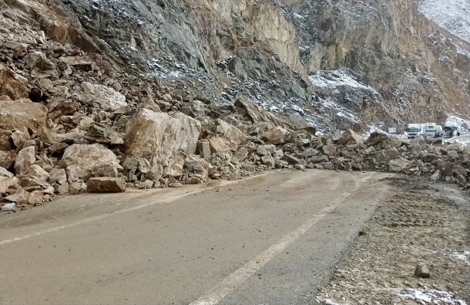 Heyelanda kapanan Gümüşhane-Kürtün kara yolu tek şeritten ulaşıma açıldı