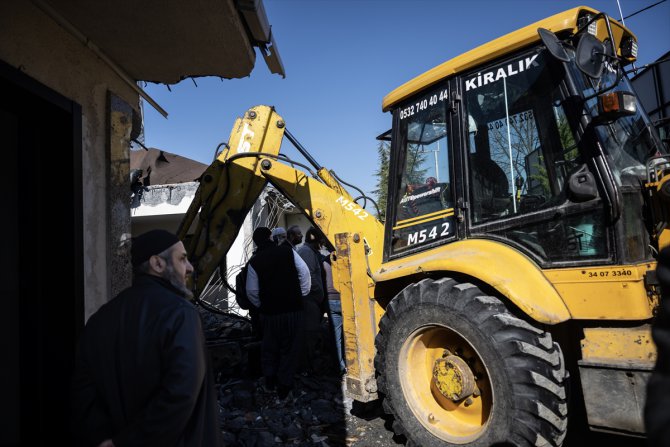 Hiranur Vakfındaki ruhsatsız yapılar İBB ekiplerince yıkılmaya başlandı