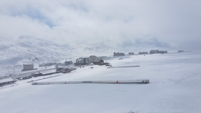 İç Anadolu'nun zirvesi Erciyes'te kar etkili oluyor