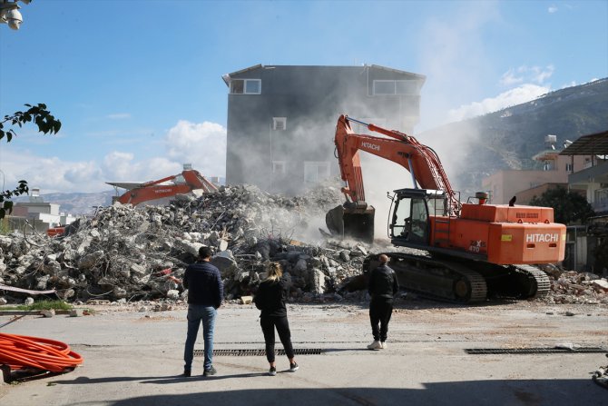 İskenderun'da ağır hasarları binaların yıkımı ve enkaz kaldırma çalışmaları sürüyor