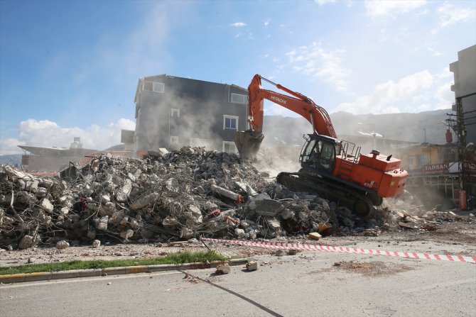 İskenderun'da ağır hasarları binaların yıkımı ve enkaz kaldırma çalışmaları sürüyor