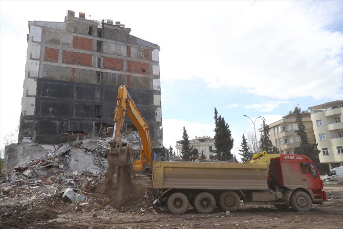 Kahramanmaraş'ta bina yıkımı ve enkaz kaldırma çalışmaları sürüyor