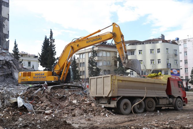 Kahramanmaraş'ta bina yıkımı ve enkaz kaldırma çalışmaları sürüyor