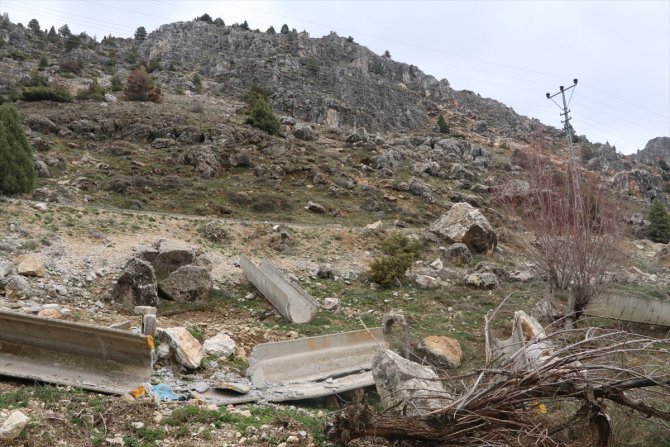Kahramanmaraş'ta dağdan kopan kayalar 3 bin dekar araziyi sulayan kanallara zarar verdi