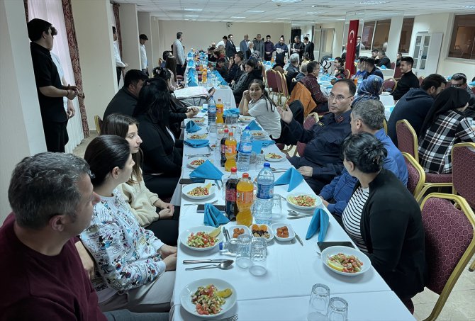 Kumluca'da depremzedelere iftar verildi