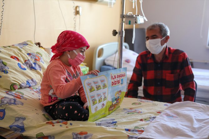 Lösemi tedavisi gören 6 yaşındaki Zehra hastane odasında okuma yazma öğrendi