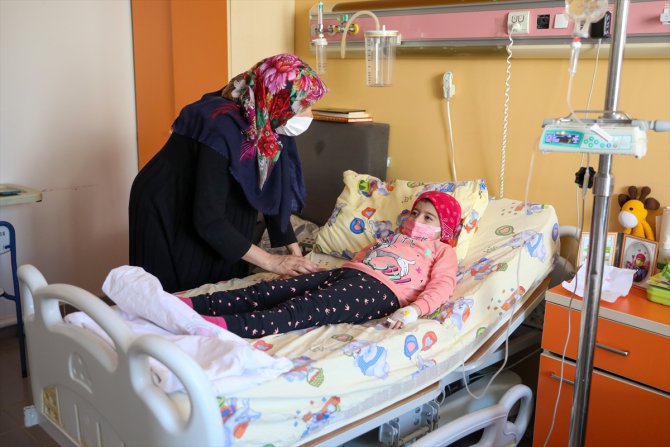 Lösemi tedavisi gören 6 yaşındaki Zehra hastane odasında okuma yazma öğrendi