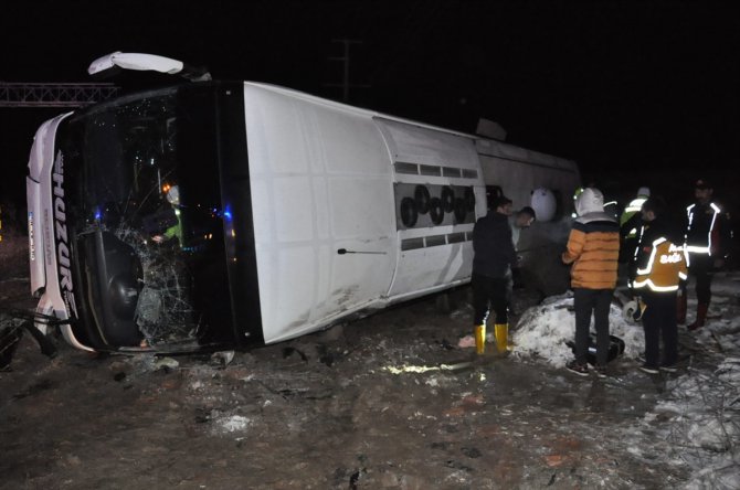 Yozgat'ta yolcu otobüsü devrildi, 1 kişi öldü, 25 kişi yaralandı