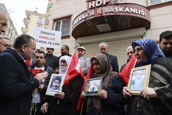 Adalet Bakanı Bekir Bozdağ, Diyarbakır annelerini ziyaret etti: