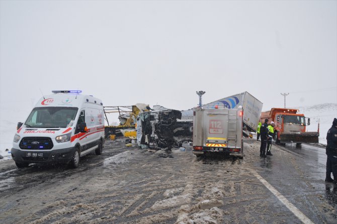 Ağrı'da iki tırın çarpıştığı kazada sürücüler yaralandı