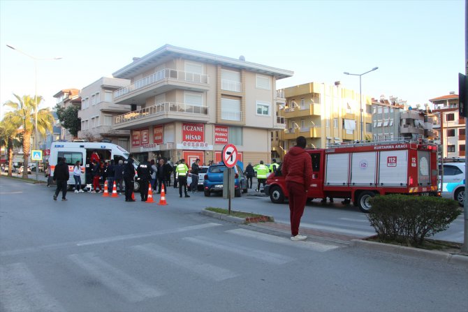 Antalya'da 2 otomobilin çarpıştığı kazada 3 kişi yaralandı