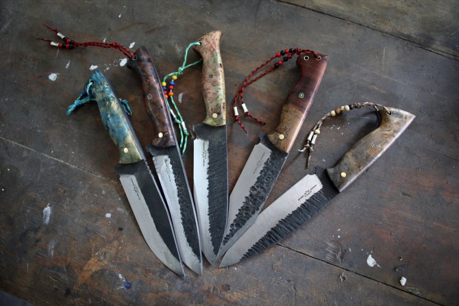 Çorumlu Abdulsamet usta koleksiyonluk 7 bıçağı depremzedeler için satışa çıkardı
