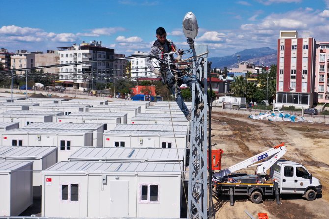 Depremden kurtulan elektrik ustası, afetzedelere ışık vermek için çabalıyor