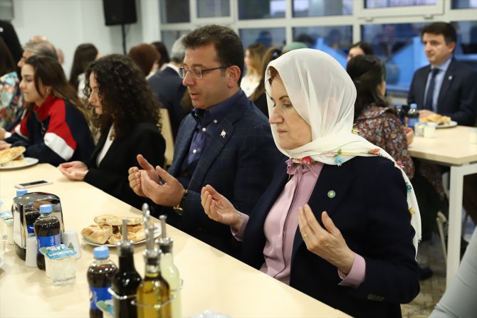 İYİ Parti Genel Başkanı Akşener, üniversite öğrencileriyle iftar yaptı