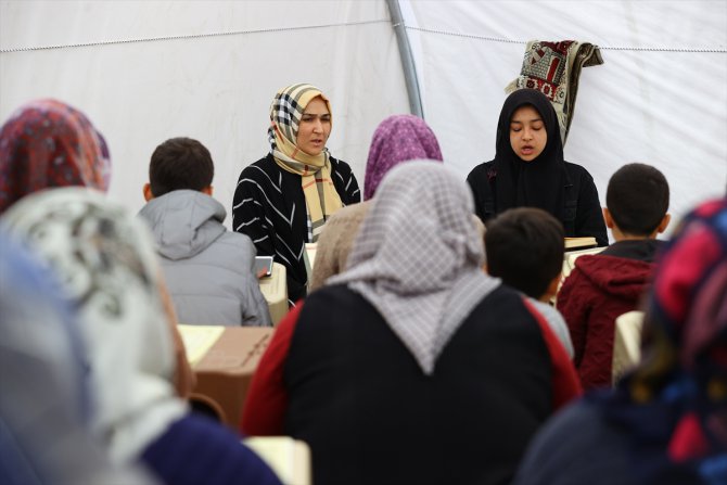 Kahramanmaraş'ta kadınlar yıkılan mahalle camisinin bahçesindeki çadırda mukabele okuyor