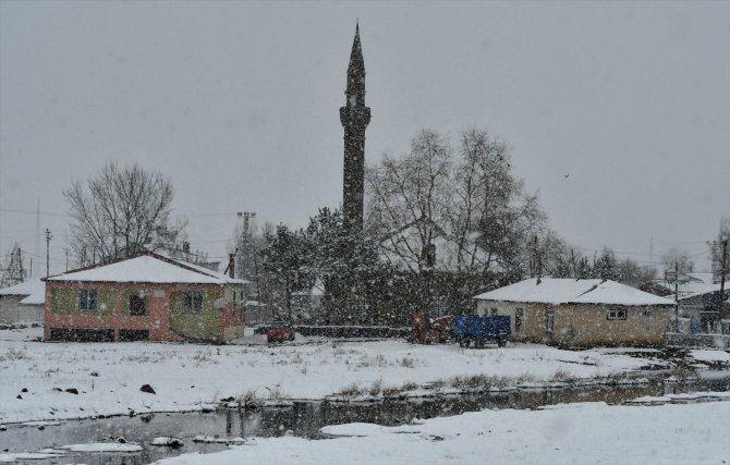 Kars'ta kar ve tipi ulaşımda aksamaya neden oldu