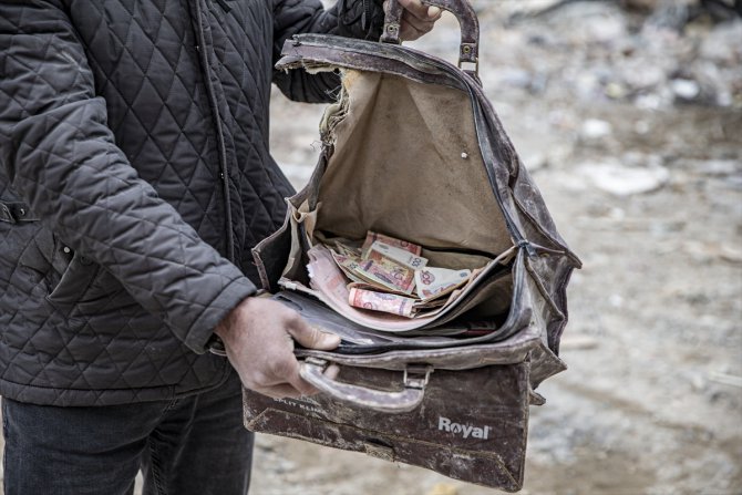 Malatya'da enkaz kaldıran hafriyatçı, bulduğu para dolu çantayı polise teslim etti