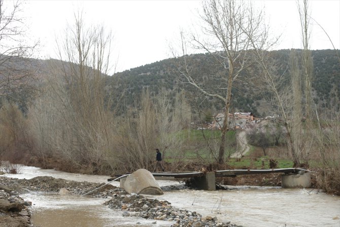 Malatya'da selde hasar gören köprü ile yol yenileniyor
