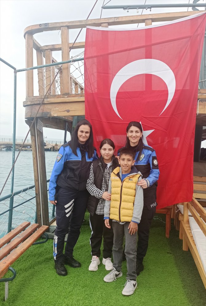 Mersin'de depremzede çocuklar tekne gezisiyle moral buldu