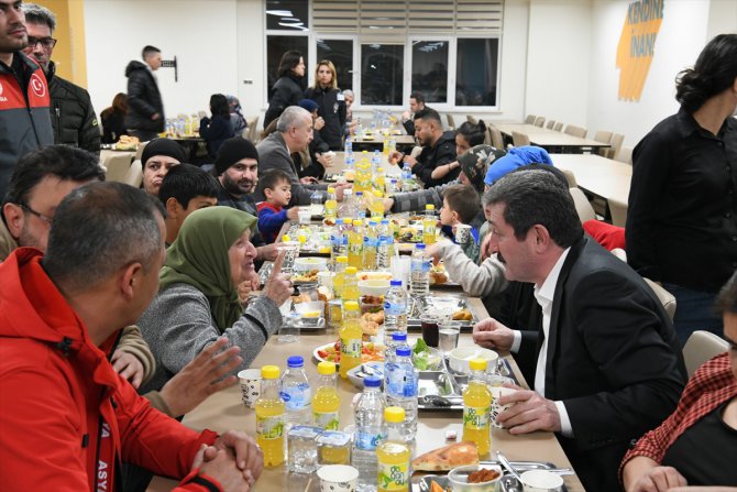 Muğla Valisi Tavlı, depremzedelerle iftar yaptı