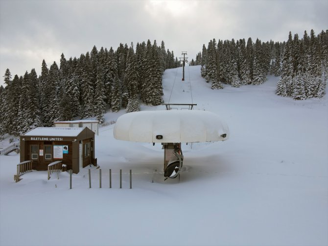 Sezonu kapatan Ilgaz Dağı'ndaki kayak tesisi kar yağışının ardından tekrar açılıyor