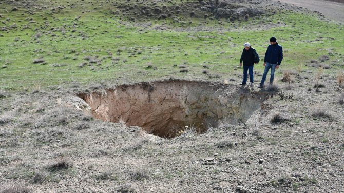 Sivas'ta, Kahramanmaraş merkezli depremler sonrası obruklar oluştu