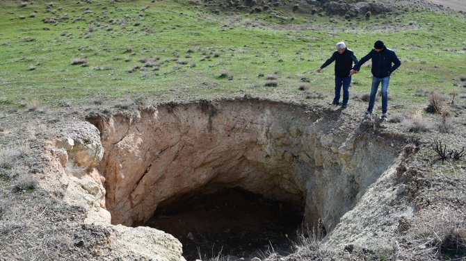 Sivas'ta, Kahramanmaraş merkezli depremler sonrası obruklar oluştu
