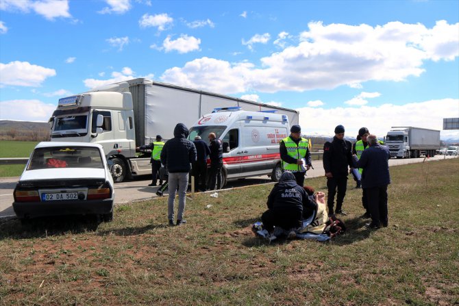 Sivas'ta tır ile çarpışan otomobildeki 3 kişi yaralandı