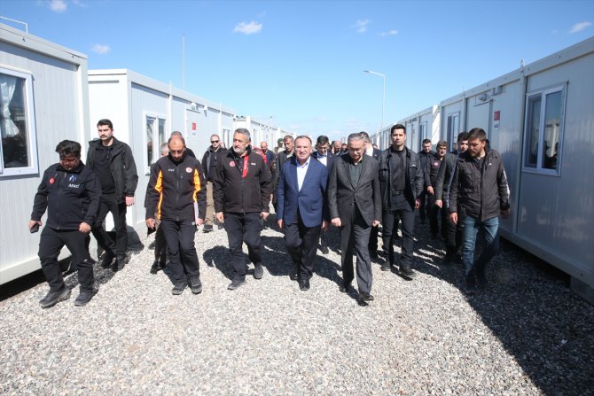 Adalet Bakanı Bozdağ, Diyarbakır'da kurulumu süren konteyner kent alanını inceledi: