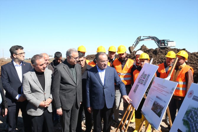 Adalet Bakanı Bozdağ, Diyarbakır'da TOKİ konutlarının inşa edileceği alanda inceleme yaptı: