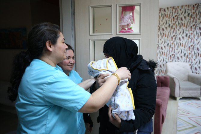 Depremzede aile, 53 gündür göremedikleri bebeklerine sevinç gözyaşlarıyla kavuştu