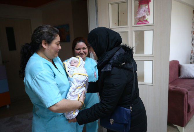 Depremzede aile, 53 gündür göremedikleri bebeklerine sevinç gözyaşlarıyla kavuştu
