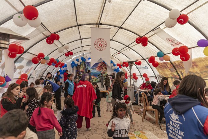 Depremzede çocuklar, konteyner kente kurulan etkinlik çadırında hayata tutunuyor