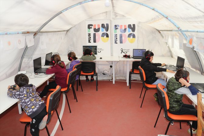 Depremzede çocuklara çevrim içi eğitim desteği sağlanıyor