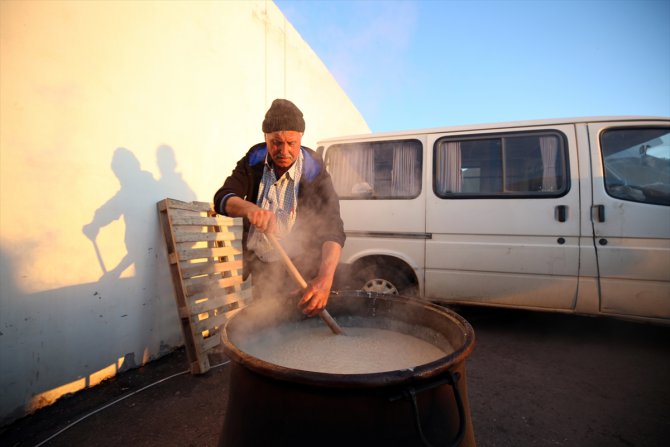 Egeli sağlıkçılar, yöresel lezzet "keşkek" ve "zerde"yi depremzedeler için pişiriyor