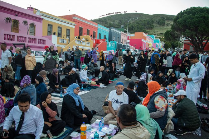 Güney Afrika'da her renkten insan Bo-Kaap'taki sokak iftarında bir araya geldi