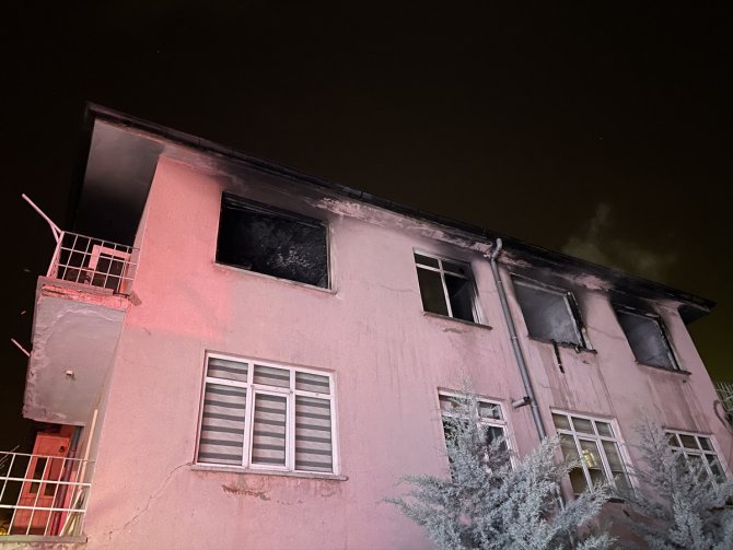 Kayseri'de üç katlı apartmanın en üst katında çıkan yangın söndürüldü